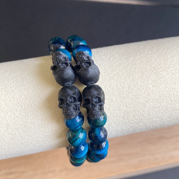 Blue-Green Tigers Eye Skull Bead Bracelet - Picture 3 of 7